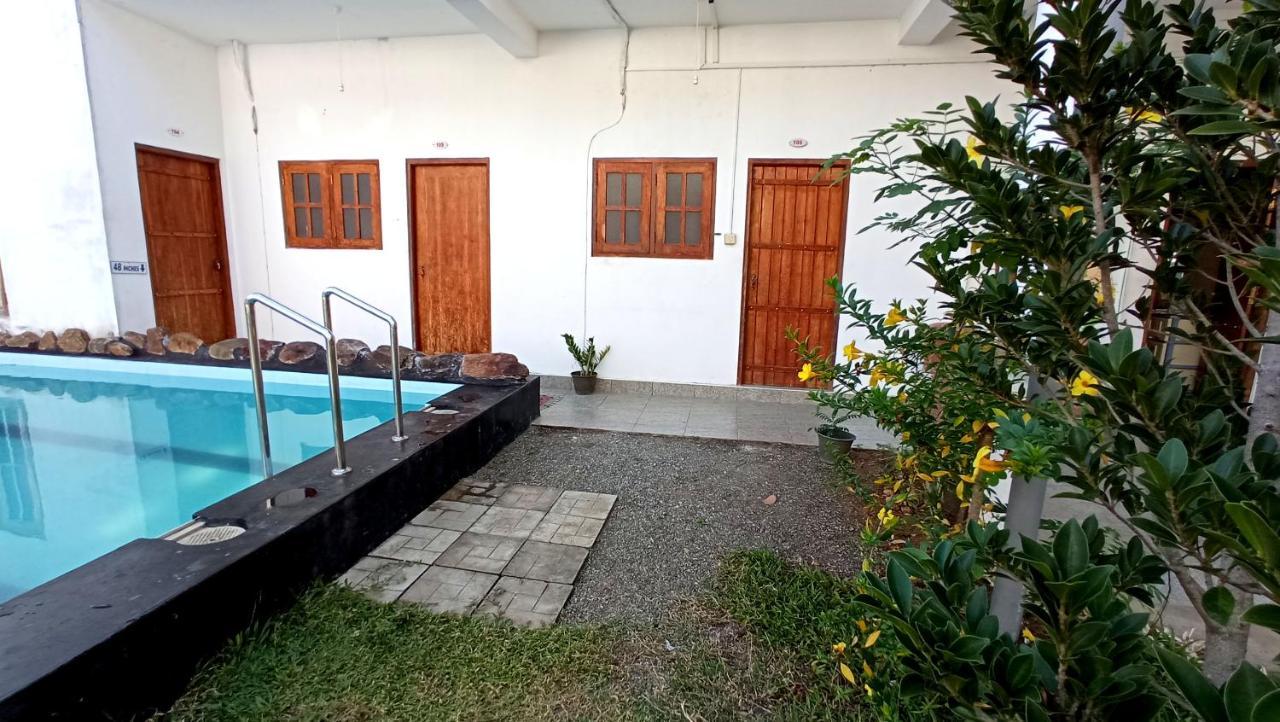 River Side & Swimming Pool Bed and Breakfast Udawalawe Exteriör bild
