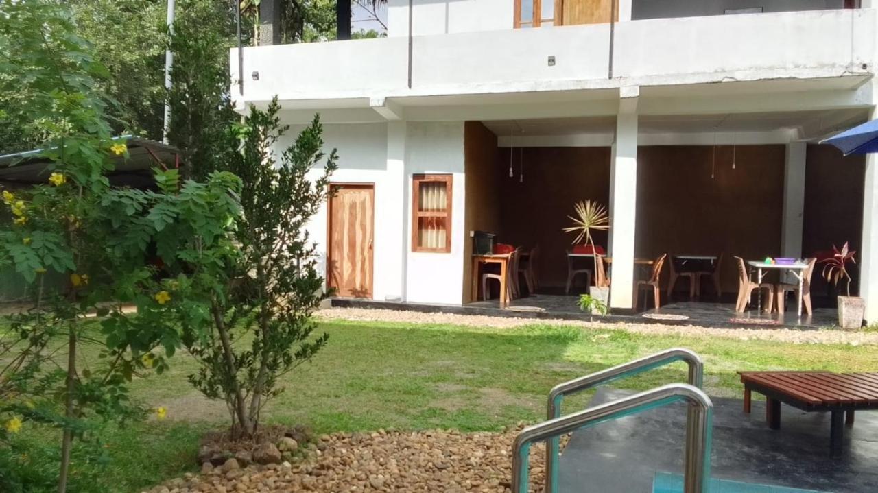 River Side & Swimming Pool Bed and Breakfast Udawalawe Exteriör bild