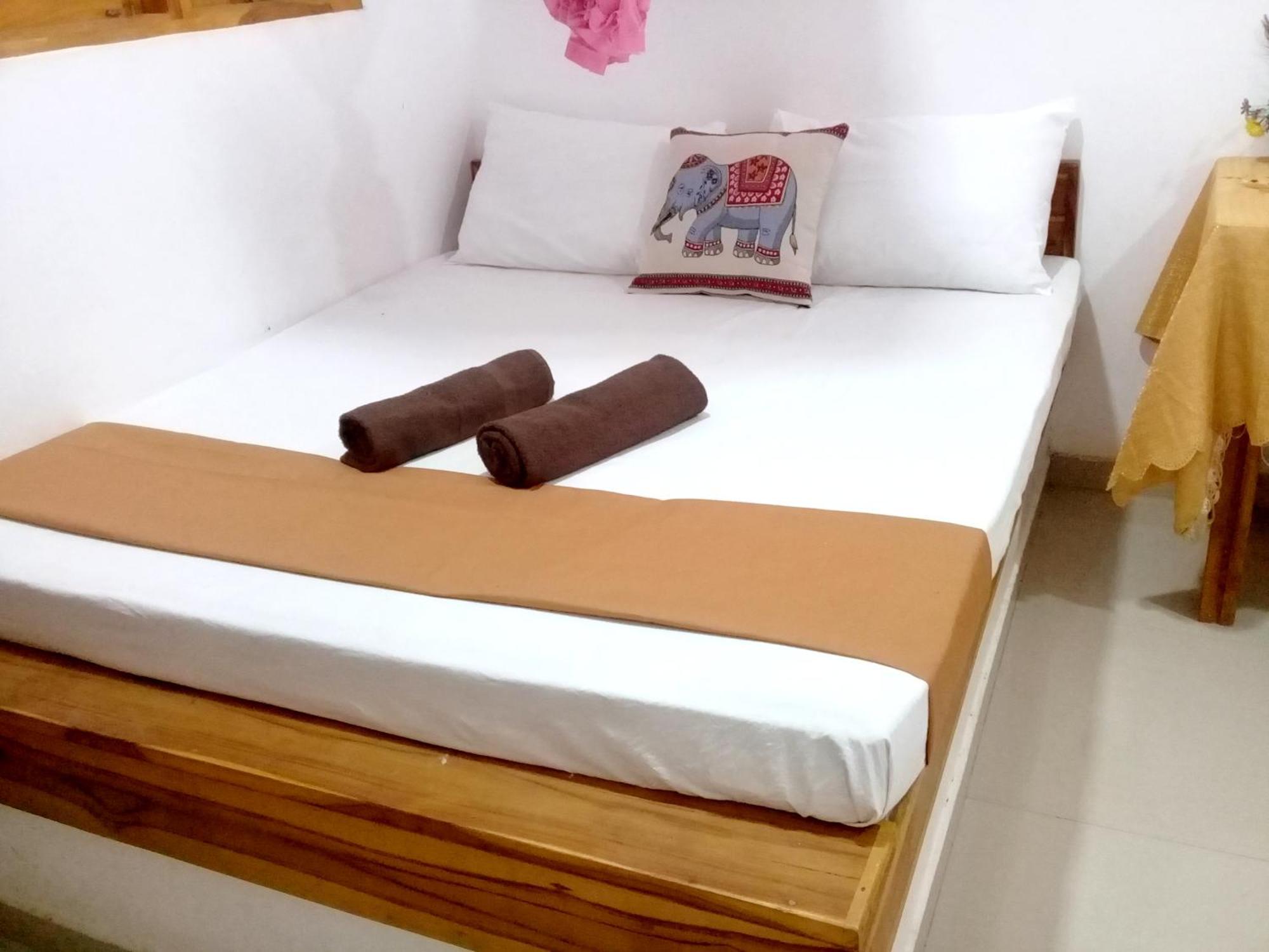 River Side & Swimming Pool Bed and Breakfast Udawalawe Exteriör bild