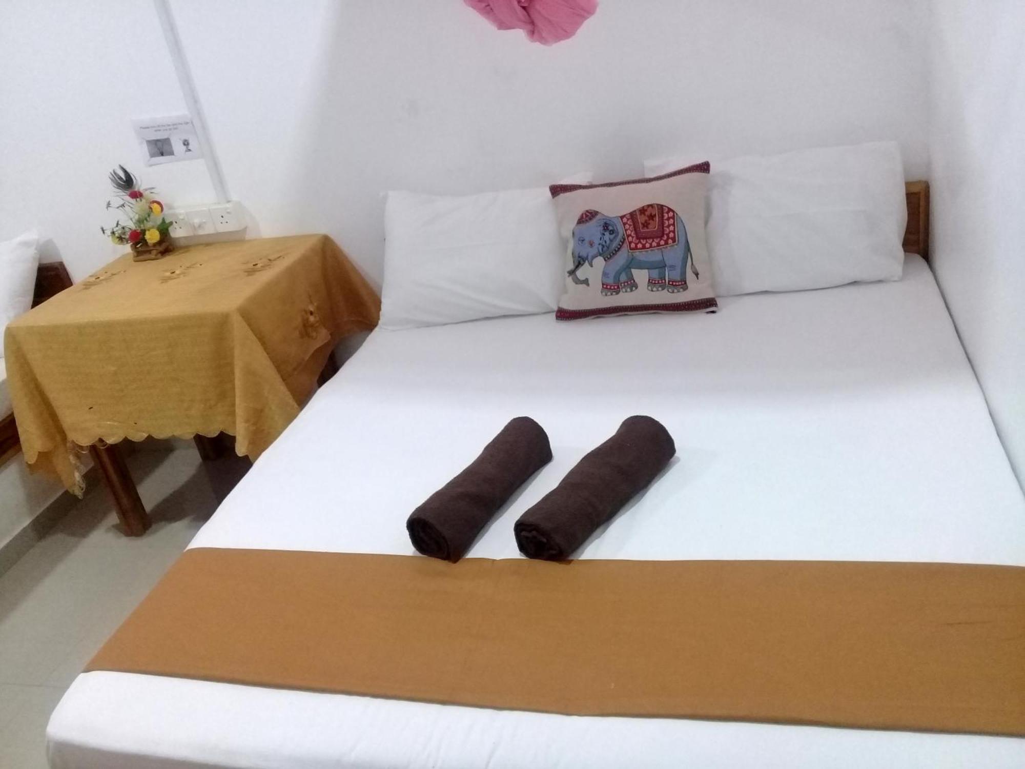 River Side & Swimming Pool Bed and Breakfast Udawalawe Exteriör bild